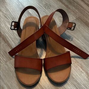 Universal Thread Tan Leather Sandals